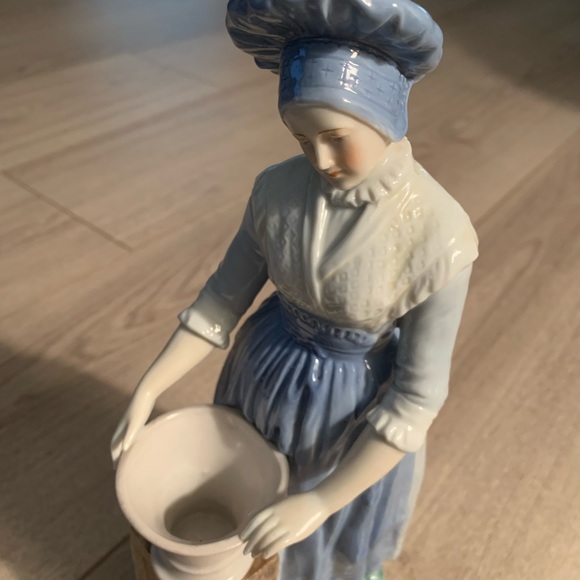 Andrea by Sadak Porcelain Figurine of Woman w/ Her Hands on a Bucket. - Picture 2 of 12